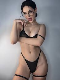 Daisy In Dreams - Free pics, galleries & more at Babepedia