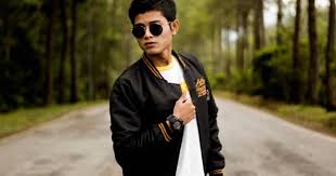 Bukan ini yang aku mahu terpisah jauh darimu kini tinggal hanya diriku bertemankan rindu padamu. Biodata Tuah Adzmi Penyanyi Lagu Airmata Rindu Oh Hiburan