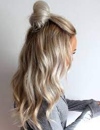 Tips For Getting Loose Beachy Waves Icy Blonde Half Up Top Knot Frisur Ideen Frisuren 2018 Haar Styling