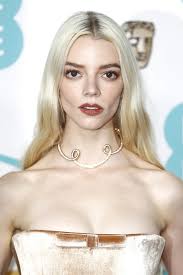 12 Makeup Red Carpet dan Gaya Rambut Terbaik di BAFTA Awards 2023