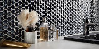 Tuiles de mosaïque pour la salle de bain avec un motif floral nous aimons la façon dont cette conception décompose la tuile entièrement blanche avec une mosaïque de stria en verre coloré. Mosaique Dans La Salle De Bains Tout Savoir Sur Ce Revetement De Sol Marie Claire