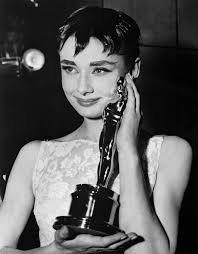 Tagli capelli estate 2016, gina lollobrigida e . Capelli Come Audrey Hepburn Uno Stile Da Imitare Estetica It