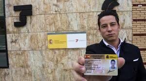 Accede a nuestra sección de extranjería donde podrás encontrar información referente a expedientes de extranjería, obtención de la nacionalidad española, ubicación de oficinas de extranjería, trámites relacionados con arraigo social y familiar o obtención del permiso de residencia para trabajar y residir en españa. Mas De 5 000 Extranjeros Residentes En Canarias Adquirieron La Nacionalidad Espanola En 2020 El Dia