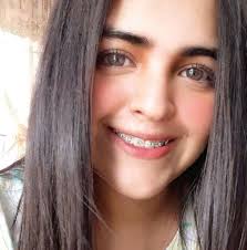 Nunca voy a superar todo lo de Aaron Taylor Johnson y su mujer, en esta  foto parece su hij0 de 18 años, pero en realidad ella ya estaba emb4r4zad4  de el.