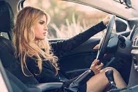 Rubia joven mujer conduciendo un coche deportivo - foto de stock 934785 |  Crushpixel