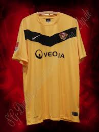 Komplettiert wird das neue dynamo dresden trikot 18/19 durch schwarze shorts und gelben stutzen auf deren vorderseite mittig das dynamo dresden wappen eingearbeitet wurde. Sg Dynamo Dresden Fansammlung Trikots Saison 11 12 Veolia