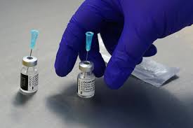 Aus diesem grund wird die dreimonatsspritze auch depotspritze genannt. Mitarbeiterin Spritzt Kochsalzlosung Statt Biontech Impfstoff