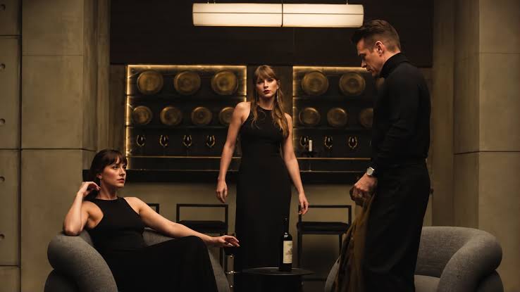 Dakota Johnson e Colin Farrell v&atilde;o estrelar o novo clipe da Taylor Swift, &ldquo;Patient  Zero&rdquo;, ao lado da cantora. Dirigido pela pr&oacute;pria Taylor, o v&iacute;deo estreia  neste domingo (27), durante o MTV