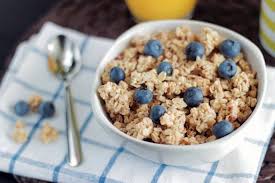 Nun das vorbereitete obst in eine schüssel geben, mit zitronensaft beträufeln und mit dem joghurt, den haferflocken und den rosinen mischen. Musli Selber Machen So Wird Es Gesund Und Lecker