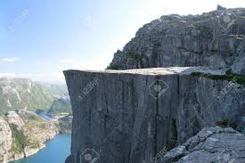 Für die kanzel oder wörtlich der predigtstuhl) ist eine natürliche felsplattform (felskanzel) in ryfylke in der norwegischen provinz rogaland und eine touristische attraktion mit weitem blick über den lysefjord und angrenzende berge. Preikestolen Beruhmten Klippen Bei Den Norwegischen Bergen Lizenzfreie Fotos Bilder Und Stock Fotografie Image 10640871