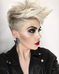 Dojem jen zvýšil punkový účes, který si nechala vytvořit ze svých dlouhých vlasů. 46 Best Punk Hairstyles Ideas Ucesy Vlasy Kratke Vlasy