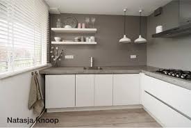 Wit Gecombineerd Met Betonnen Keukenblad Grijze Muur En Houten Vloer Falseceilingdesignarchitecture Keuken Witte Keukens Keuken Idee