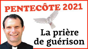 En communion avec d'autres jeunes, des soeurs filles de la croix, des amis. Pentecote 2021 Vous Recevrez Une Force