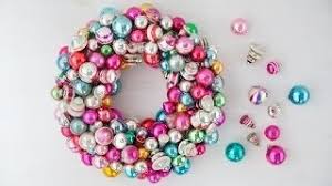 Die kleinen christbaumkugeln habe ich farblich auf die naturtöne des holzes abgestimmt und dazu eukalyptuszweige und sternanis mit kleinen perlen kombiniert. Ideen Mit Anleitung Adventskranz Aus Kugeln Selber Machen Bastelanleitungen Fur Einen Youtube