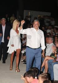 2.188 νέα κρούσματα σε 65.133 τεστ σήμερα. Marina Patoylh Me Neo Loyk Se Kalokairinh Synaylia Sto Maroysi Pics