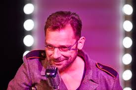 DRAUSSEN VOR DER TÜR