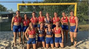 Beach volleyball is a team sport played by two teams of two players on a sand court divided by a net. Sancionadas Las Jugadores Noruegas De Voleibol Playa Por Negarse A Jugar En Bikini Periodistas En Espanol