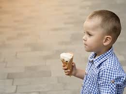 Il Ragazzo Mangia Un Gelato. Un Bel Ragazzo Caucasico Con I Capelli  Coronati Di Quattro Anni Balla Allegramente Ed Emotivamente Il Immagine  Stock