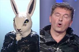 I protagonisti sono gli otto concorrenti che si esibiscono sul palco. Il Cantante Mascherato 2020 Vince Teo Mammucari E Il Coniglio