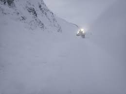 Riksvei 13 over vikafjellet i sogn og fjordane er stengt etter at det har gått flere snøras. Vikafjellet Riksveg 13 Rekkverket Rauk Det Var Tung Sno Som La Seg Over Vegbana