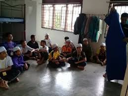 Beliau aktif membantu memajukan sekolah dan juga alumni dan pernah menjadi presiden untuk alumni. Facebook