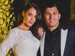 Browse 4,221 gary medel stock photos and images available, or start a new search to explore more stock. Puro Amor Gary Medel Se Tatuo A Su Esposa En La Pierna Derecha