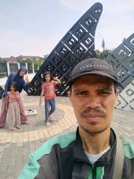 Tadi sekitar jam 09.00 WIB ada orang ketabrak KRL dekat Gg. Ceplik Pondok  Terong, korban MD jenis kelamin laki-laki. Saat ini korban sudah ditangani  petugas dan petugas Dishub membantu lalulintas karena terjadi