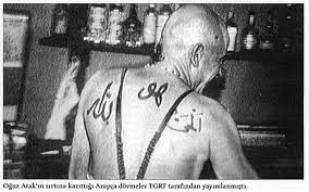 1987 yılında kuşadası'nda başladığı bu serüveninin ansızın biteceğini bilmiyordu elbette… Sirtindaki Allah Dovmesi Nedeniyle Televizyon Kanallari Tarafindan Hedef Gosterildikten Sonra Oldurulen Barmen Oguz Atak Onedio Com