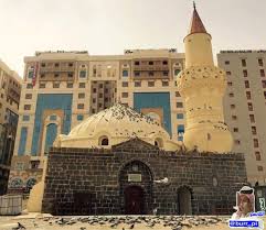 مسجد أبو بكر الصديق يقع في الجهة الغربية الجنوبية للمسجد النبوي الشريف في المدينة المنورة يعد أحد أهم المساجد التاريخية التي ا taj mahal landmarks louvre