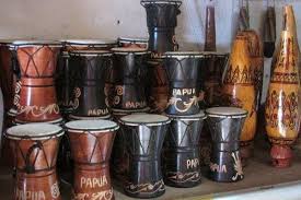 Alat musik tradisional indonesia serunai alat musik. 5 Alat Musik Tifa Sejarah Fungsi Gambar Bentuk Alat Musik Tifa Bukubiruku