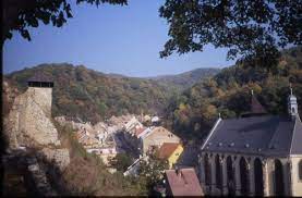 Die lambertuskirche, der der kleine fluss, dem die stadt ihren namen verdankt, ist nur zwischen liefergasse und burgplatz zu sehen. Naturfuhrer Osterzgebirge Altstadt Krupka Graupen Und Rosenburg