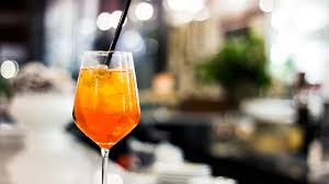 Abbiamo chiesto a un barman professionista di preparare con noi la ricetta dello spritz, o meglio dell'aperol spritz, codificato dal 2011 come italian spritz o venetian spritz. Spritz La Ricetta Originale Del Cocktail Veneto Con Ingredienti Storia E Dosi Per Un Aperitivo Perfetto Wine Dharma