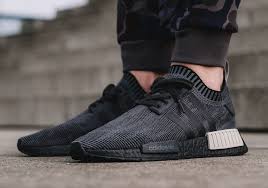 Adidas Originals Nmd R1 Black And Gold Adidas Nmd R1 Primeknit Pitch Black Foot Locker Europe Exclusive Sneakernews Com Adidas Originals Tubular Sneakers Sneakers Men