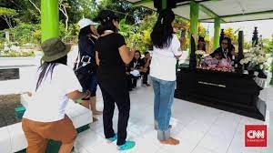 Bludak kiwil ziarah ke makam nike ardila. Ziarah Satu Malam Ke Makam Nike Ardilla