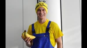 Wenn sie es sich leicht machen möchten, dann kleben sie die schuppen einfach fest. Minions Faschingskostum Zum Selbermachen Mit Indra Von Antenne Bayern Youtube