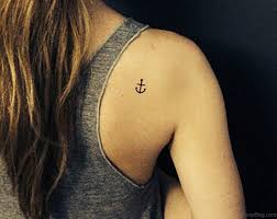 Simple Black Anchor Tattoo On Girl Right Back Shoulder Back Of Shoulder Tattoo Shoulder Tattoos For Women Small Shoulder Tattoos