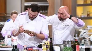 Game of chefs reprezinta batalia suprema a trei chefi extraordinari, care sunt in competitie pentru a gasi urmatoarea generatie de talente desavarsite in domeniul culinar. Chefi La CuÈ›ite Sezon 7