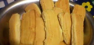 Biscoito De Polvilho Assado Massa Dura Misture Ovos O Acucar A Nata A Banha E O Sal Amoniaco Derretido No Leite Quente Mexa Bem Em Seguida Junte A Farinha Receitas De Bolachas Receitas Bolachas