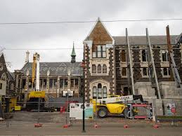Die flaggen hängen auf halbmast. Christchurch Neuseeland Mai 2019 Hochschulgebaude Welche Die Wiederherstellungsarbeit Folgt Dem Erdbeben 2011 Durchmachen Redaktionelles Stockfotografie Bild Von Neuseeland Folgt 155140367