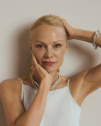 Pamela Anderson: "Jeg kæmpede virkelig for mit liv, jeg ville bare være mig  selv, men jeg følte mig låst af andres forventninger. Hver gang jeg havde  fotoshoots, skulle jeg have pink plastik