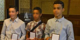 Par téléphone, il a dirigé le père dans sa manœuvre de désobstruction, sauvant ainsi la vie du bébé. Medaille 3 Jeunes Musulmans Honores Pour Avoir Sauve La Vie D Un Pompier Alnas Fr