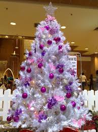 Kunstlicher Tannenbaum Aus Spritzguss Richtig Geschmuckt Wirkt Er Naturlich Lila Weihnachtsbaum Violette Weihnachten Weihnachtsdeko Trends