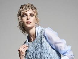 E poi giù, per regalare ai ricci il loro giusto volume! Il Mullet E Il Taglio Capelli Ideale Per Anticipare La Primavera