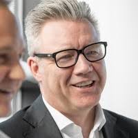 2300+ perfiles de «Ducker»