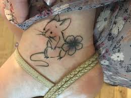 So wie das motiv eines tattoos ist auch die stelle eine wichtige entscheidung, die man bedenken muss. Maus Tattoo Mit Blume Am Knochel Tattoomotive Net