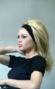 Pin By Elizabeth Meigher On Portrait Of A Lady Vintage Hairstyles Headband Hairstyles 1960 Hairstyles