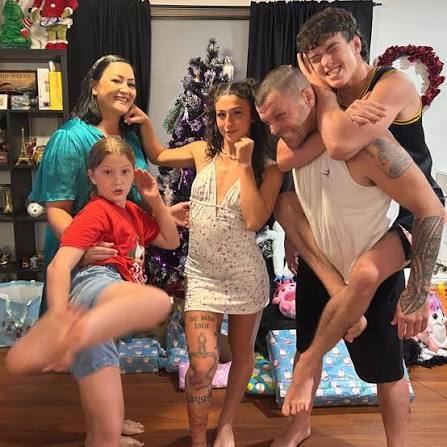 Christmas photos for instagram vs reality! Merry Christmas from the Parr Family to yours 🎅🏻🎄!!!