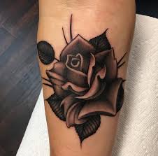 Schau dir unsere auswahl an black arm tattoo an, um die tollsten einzigartigen oder spezialgefertigten, handgemachten stücke aus unseren shops zu finden. Das Trendige Blumen Tattoo Die Schonsten Motive Und Designs