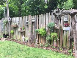 The Post Appeared First On Vorgarten Ideen Sichtschutzzaun Garten Holzwand Garten Garten Landschaftsbau