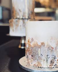 Gefallt 230 Mal 9 Kommentare Lottas Torten Lottastorten Auf Instagram New Years Eve Cake 2020 Kann Kommen Meine Schaufe Pillar Candles Candles Pillars